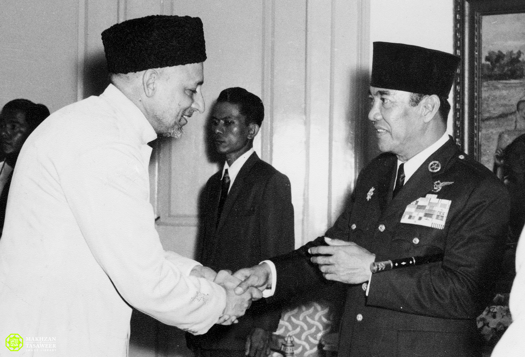 rais-ut-tabligh sayyid muhammad being received by president dr. Sokarno during state banquette held at the state palace jakarta on 8 march 1962 - New Naratif