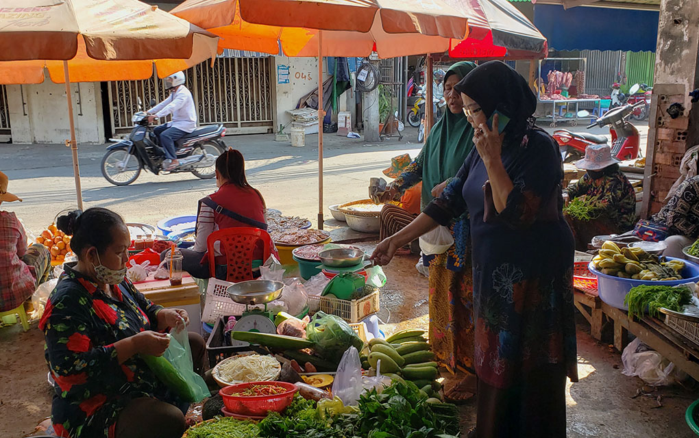 Cham women buy groceries at Prek Pra market in Phnom Penh.