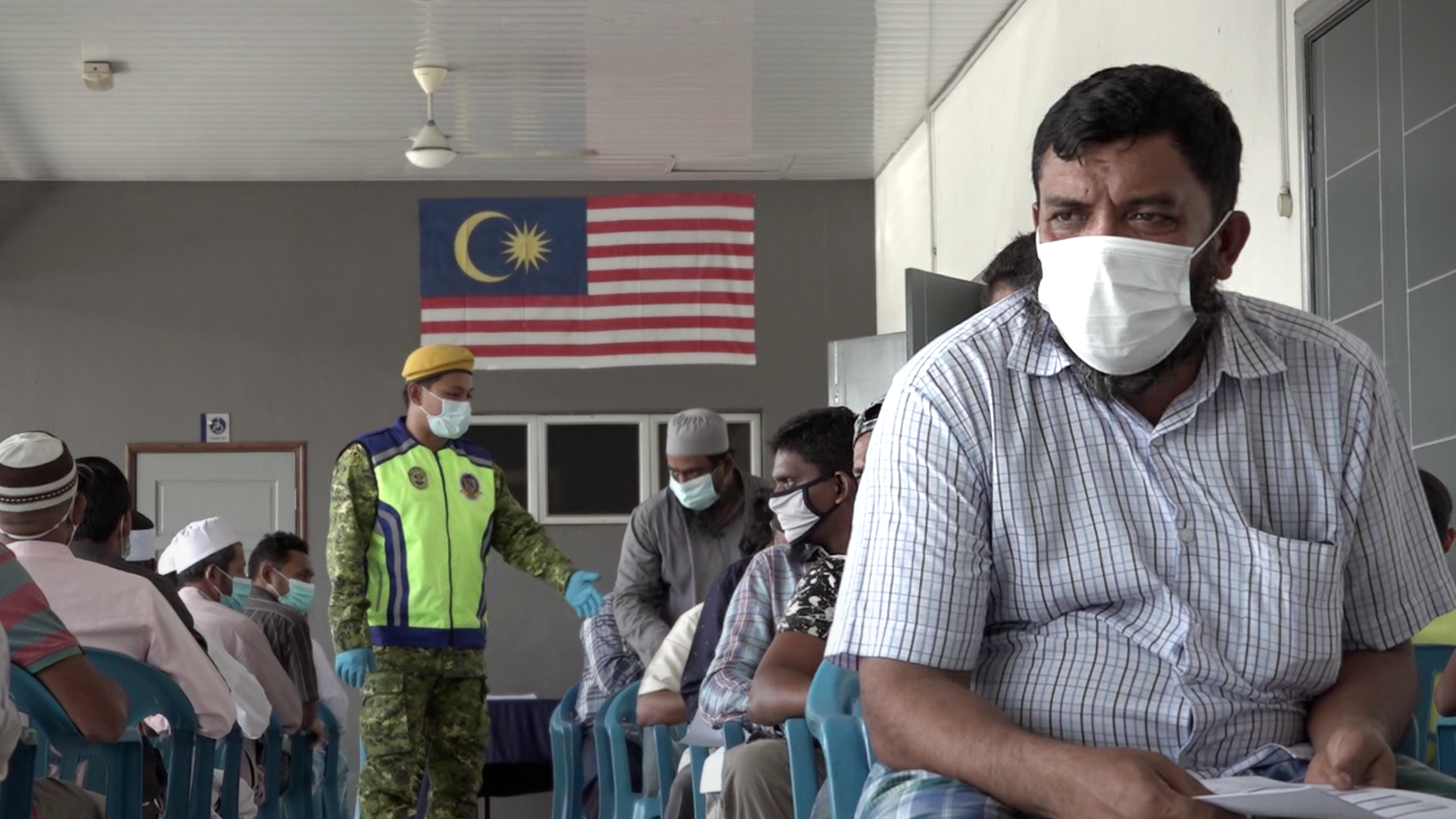 Kerajaan Malaysia membatalkan jaminan terdahulu yang menyatakan mereka tidak akan menangkap pelarian dan pendatang tanpa dokumen dengan harapan mereka akan diuji untuk COVID-19. Ribuan telah ditangkap dan ditempatkan di kem tahanan yang sesak sehingga menyebabkan kluster aktif yang baru.