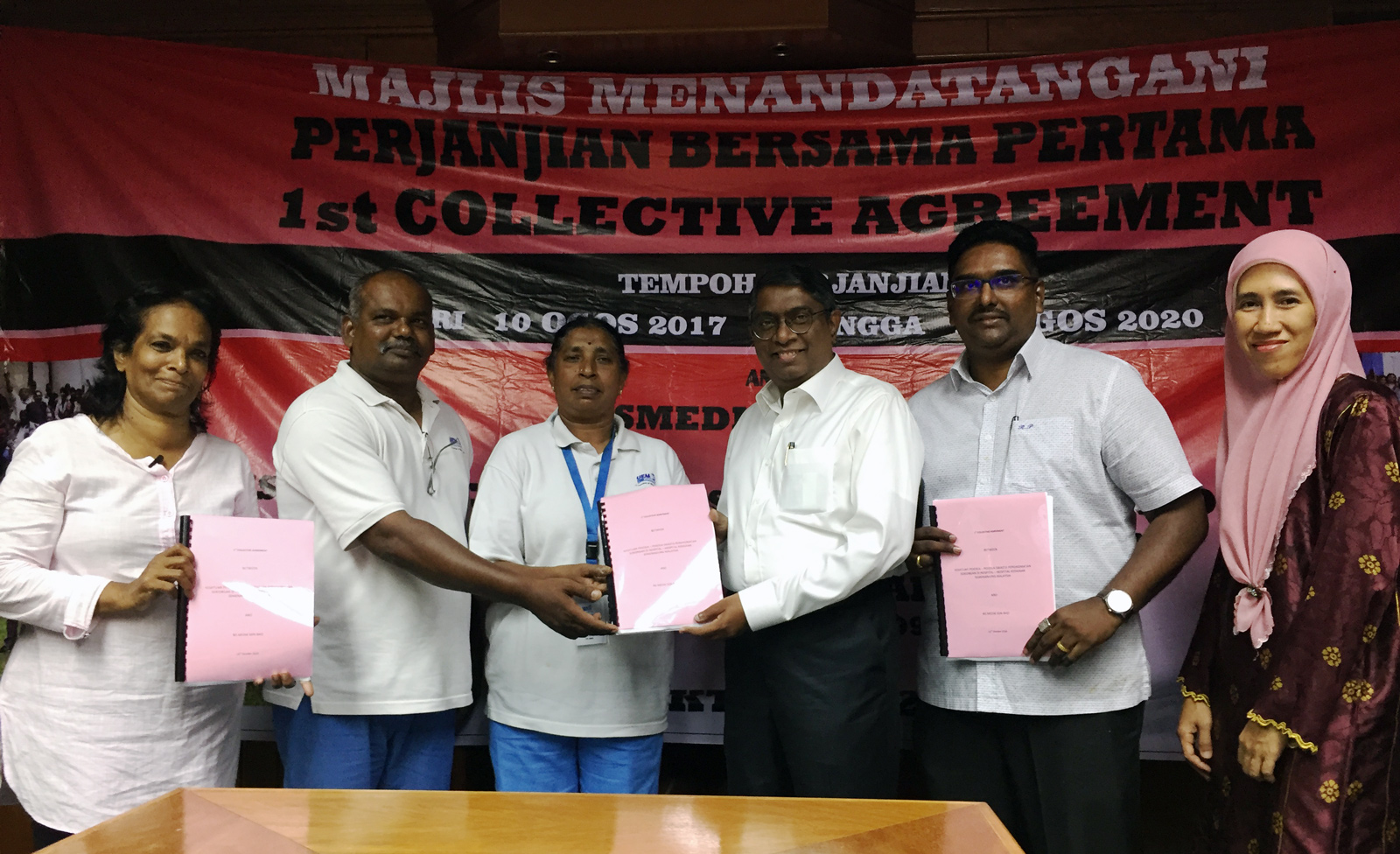 NUWHSAS members (Saras on the far left) and NS Medik representatives meet in Ipoh to sign their first collective agreement on 23 October 2019.