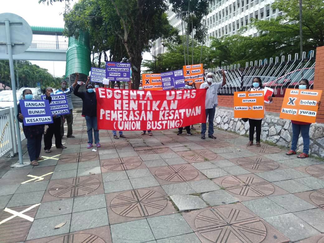 NUWHSAS protestors outside Hospital Ipoh, 2 June 2020. The centre banner translates to “EDGENTA UEMS STOPS UNION-BUSTING”.