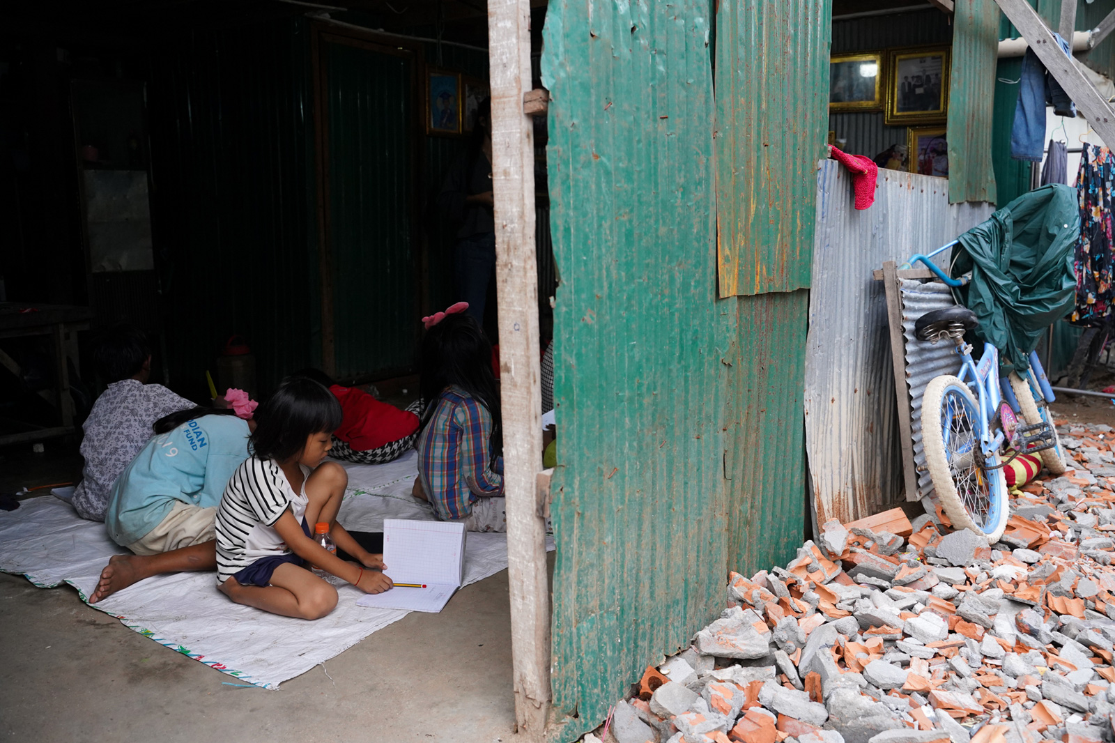 Children in Phnom Penh’s Stung Meanchey District study under neighbours’ homes while some schools remain closed due to the coronavirus pandemic.
