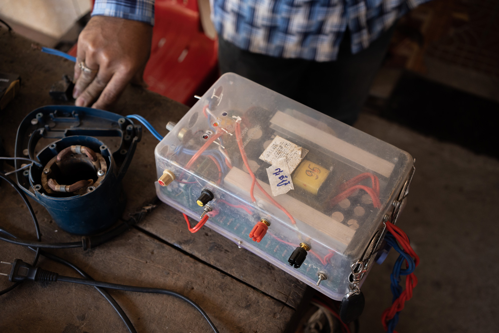 A homemade electric fishing kit that had been brought in to a hardware shop in Kratie’s provincial capital by Vietnamese-Cambodian fishers for repair.