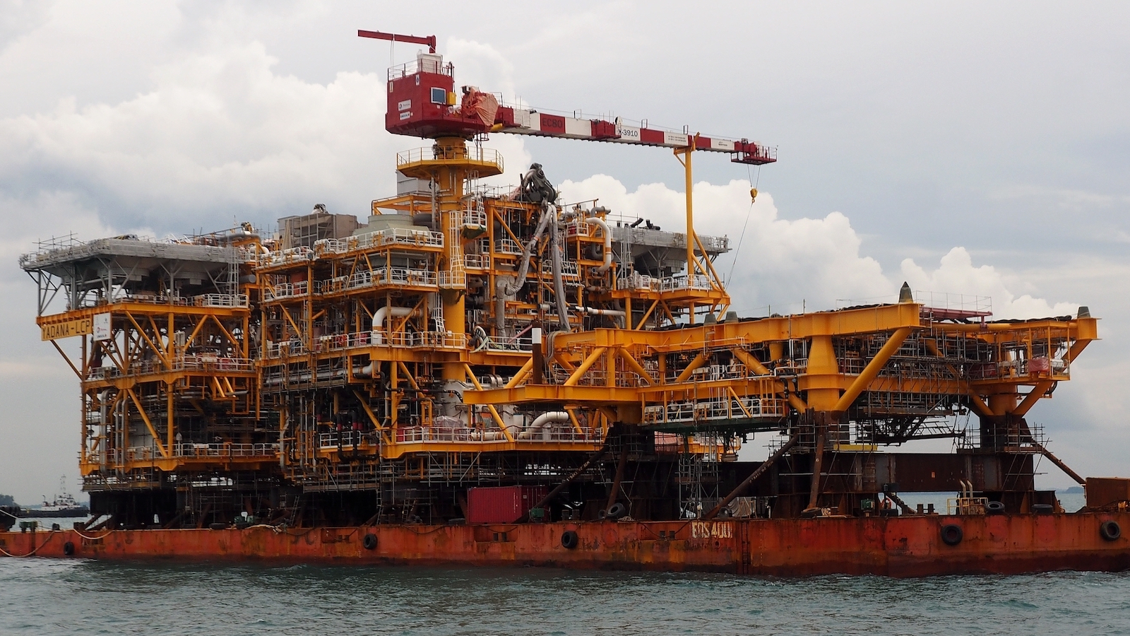 The topside of the Yadana platform is transported in Singapore in 2016. Piet Sinke / Maasmond Maritime