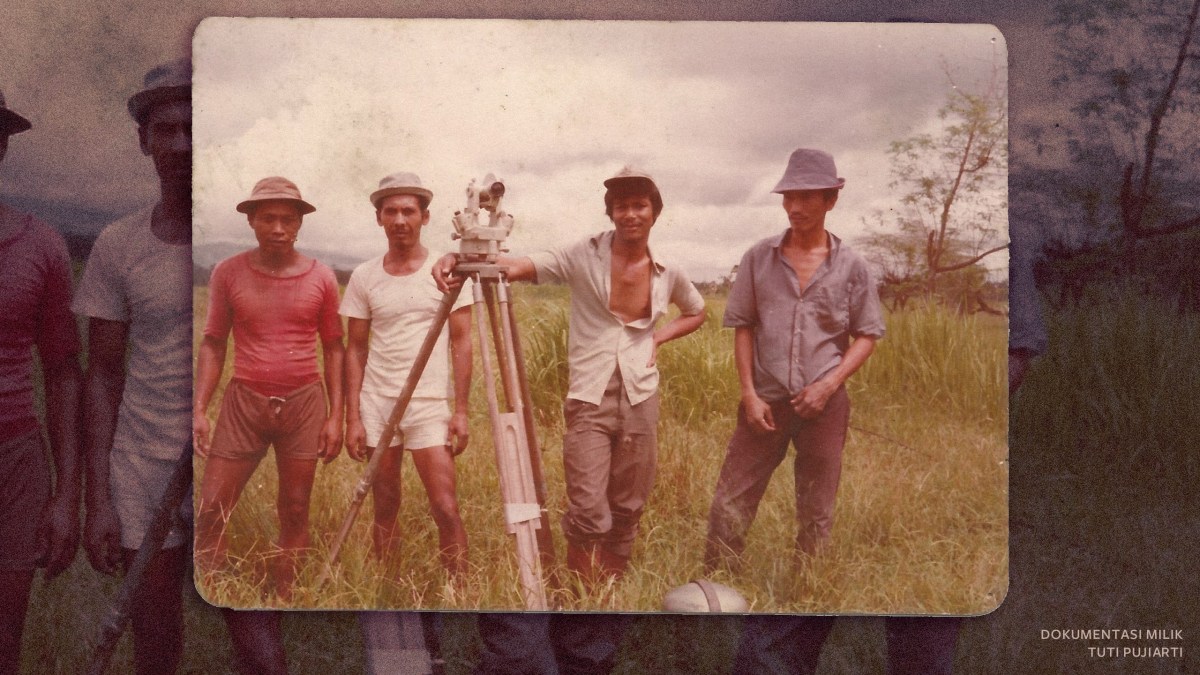 Tedjabayu mengelola alat ukur teodolit bersama tim survei tanah Buru pada 1970-an. Sumber: Tuti Pujiarti