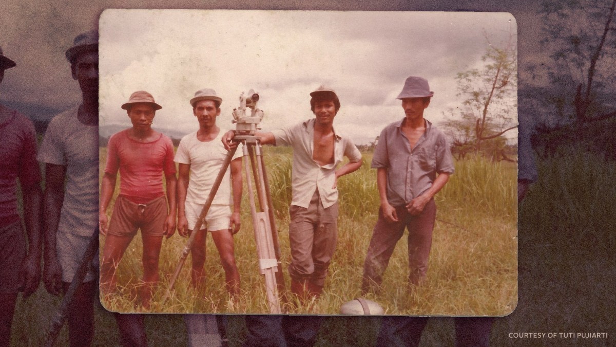 Tedjabayu handling a theodolite measuring tool with the Buru land survey team in the 1970s. Courtesy of Tuti Pujiarti