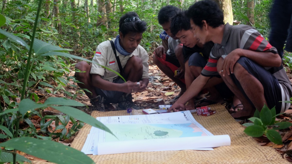 Mijak Tampung and other members of youth collective Kelompok Makekal Bersatu prepare to present their map of ​​Makekal Hulu to the Orang Rimba community in 2016. Dodi Rokhdian